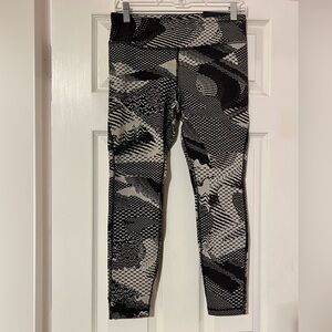 NWT Reebok Black and Gray Patterned 7/8 length Leggings